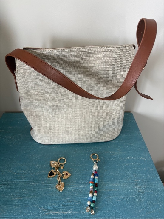 Very good condition J Crew bag with 2 bag charms - Picture 13 of 14